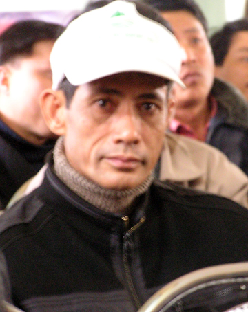 Cùng[-]ông[-]Lê[-]Thanh[-]Liêm[-]-[-]Chủ[-]tịch[-]UBND[-]xã[-]Vinh[-]Quang[-]cùng[-]bị[-]tạm[-]đình[-]chỉ[-]chức[-]vụ.